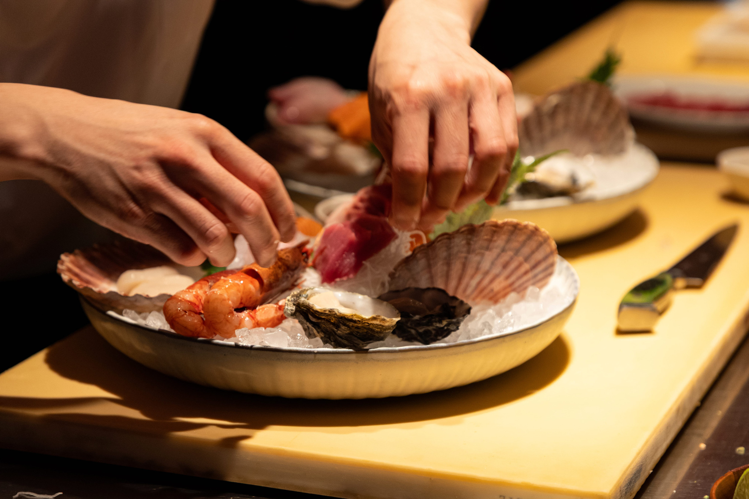 中午安排用餐，邊休息邊討論